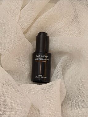 Trish McEvoy Brighten + Glow Gentle Vitamin C Serum - Black